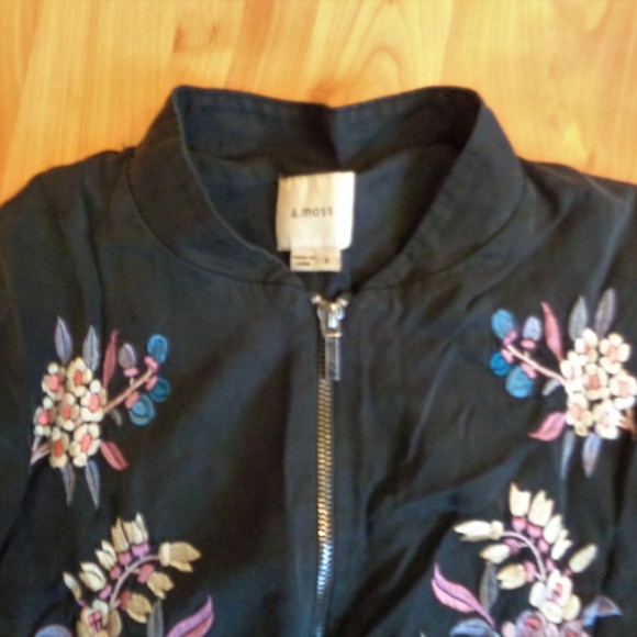 Beautiful silky embroidered bomber jacket - Picture 3 of 8